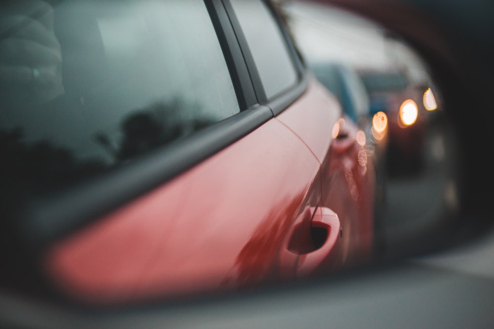 Foto zum Thema Auto-Seitenspiegel zeigt rotes Auto – Kostenloses