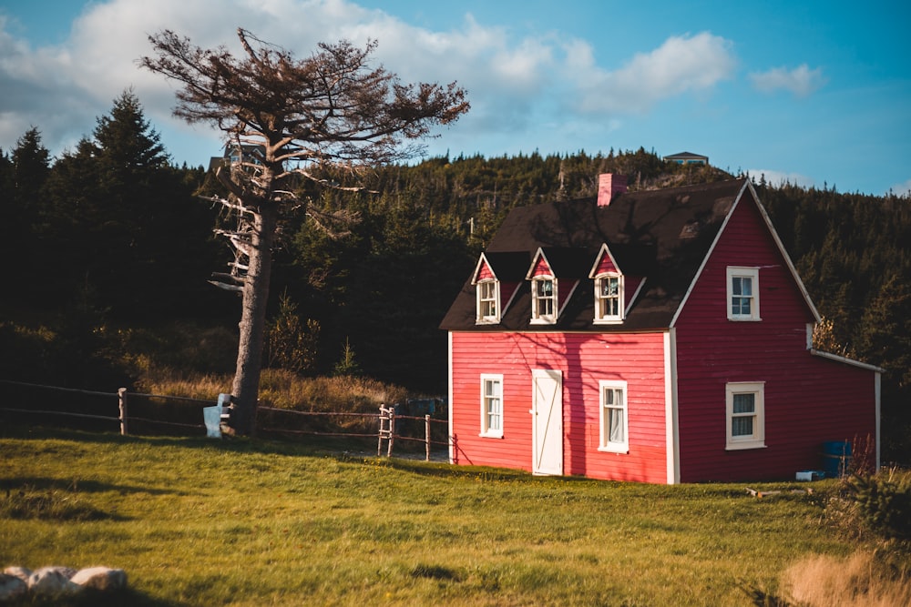 Casa roja y blanca cerca de los árboles durante el día