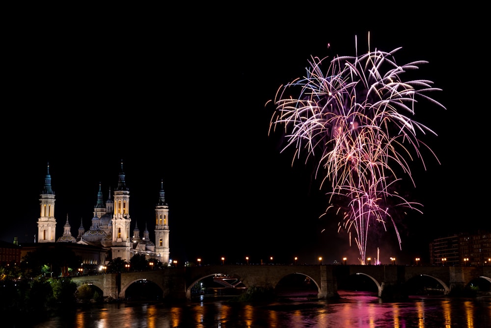 Exhibición de fuegos artificiales sobre el puente