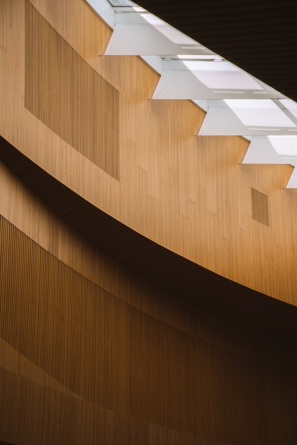 Detail van houten panelen en traprand