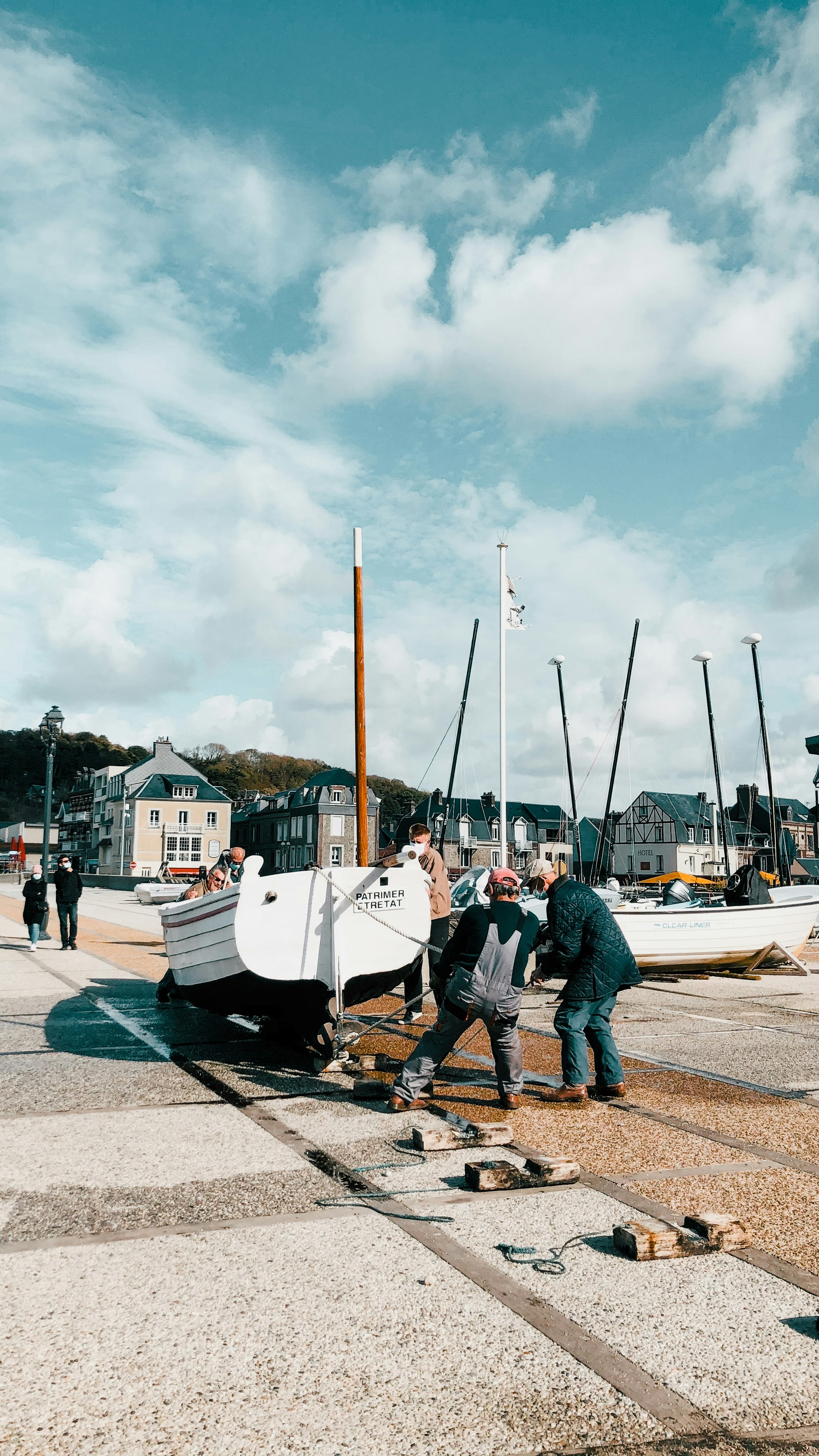 Menschen, die tagsüber auf dem Bürgersteig spazieren gehen