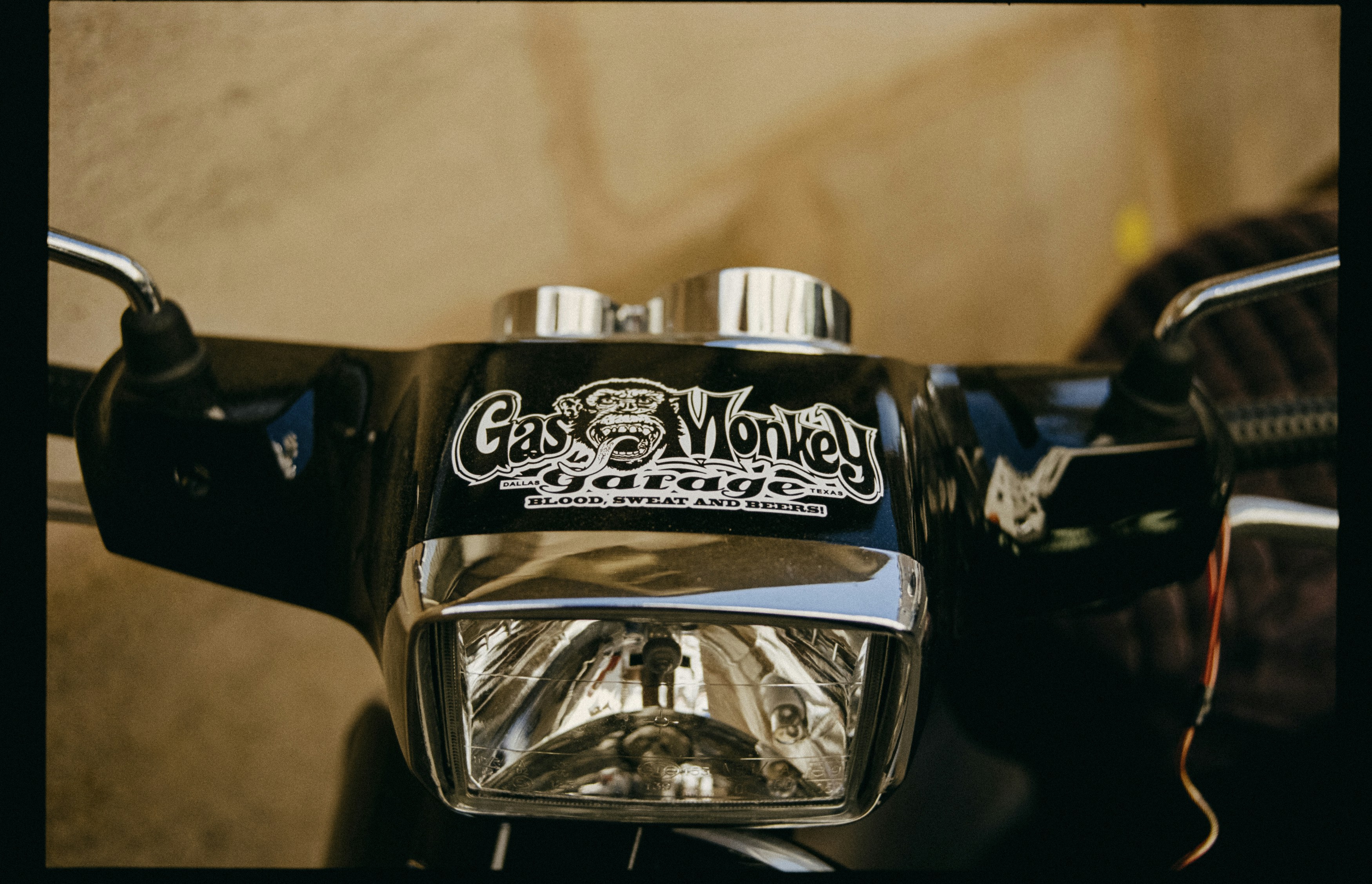 photo-1602401663344-d765c4b51983?ixid=M3wxMjA3fDB8MXxzZWFyY2h8OHx8YmlrZXIlMjBtdWd8ZW58MHx8fHwxNzY0OTMwNTM2fDA\u0026ixlib=rb-4.1.0