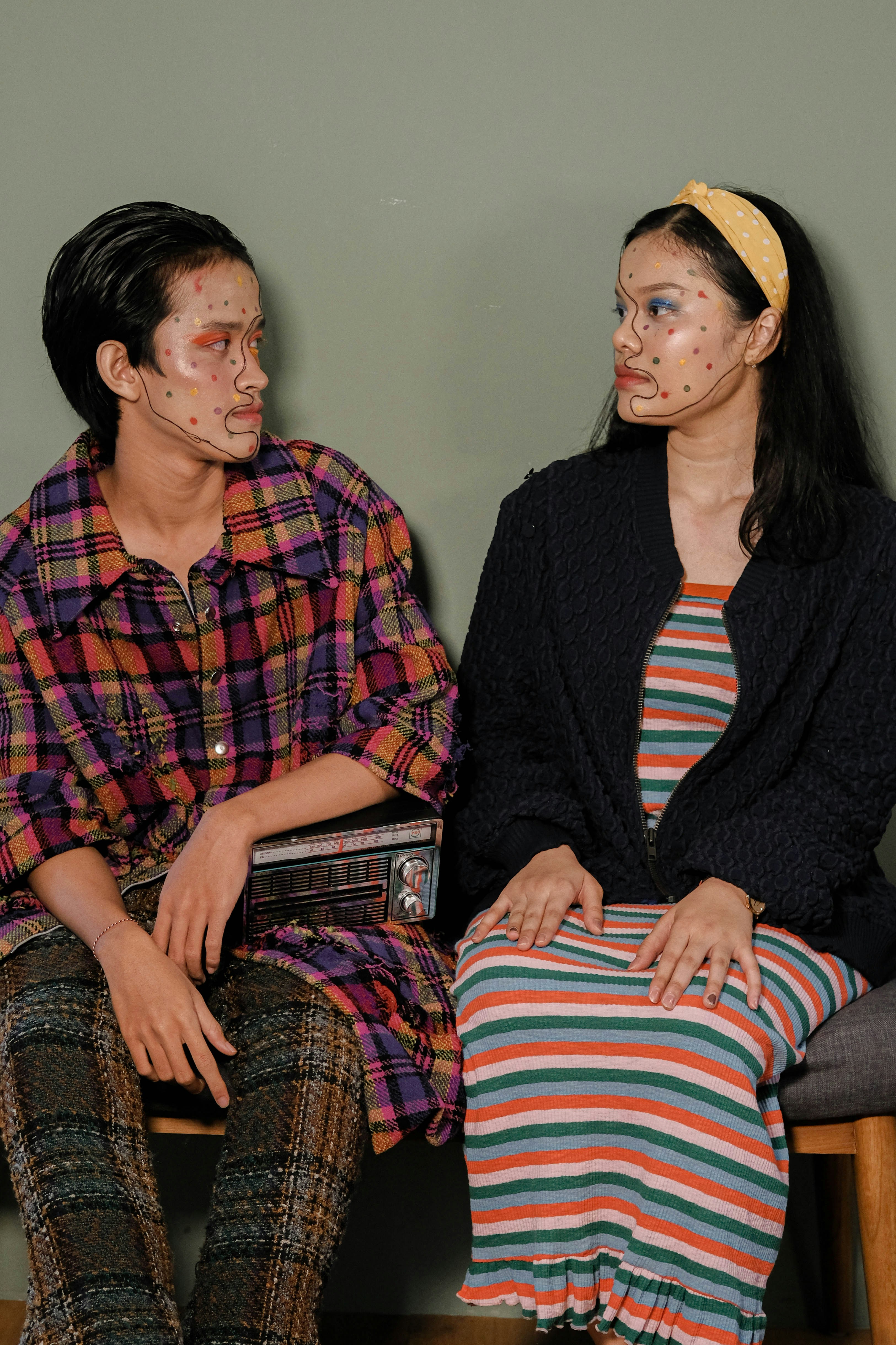 homme et femme assis sur le canapé