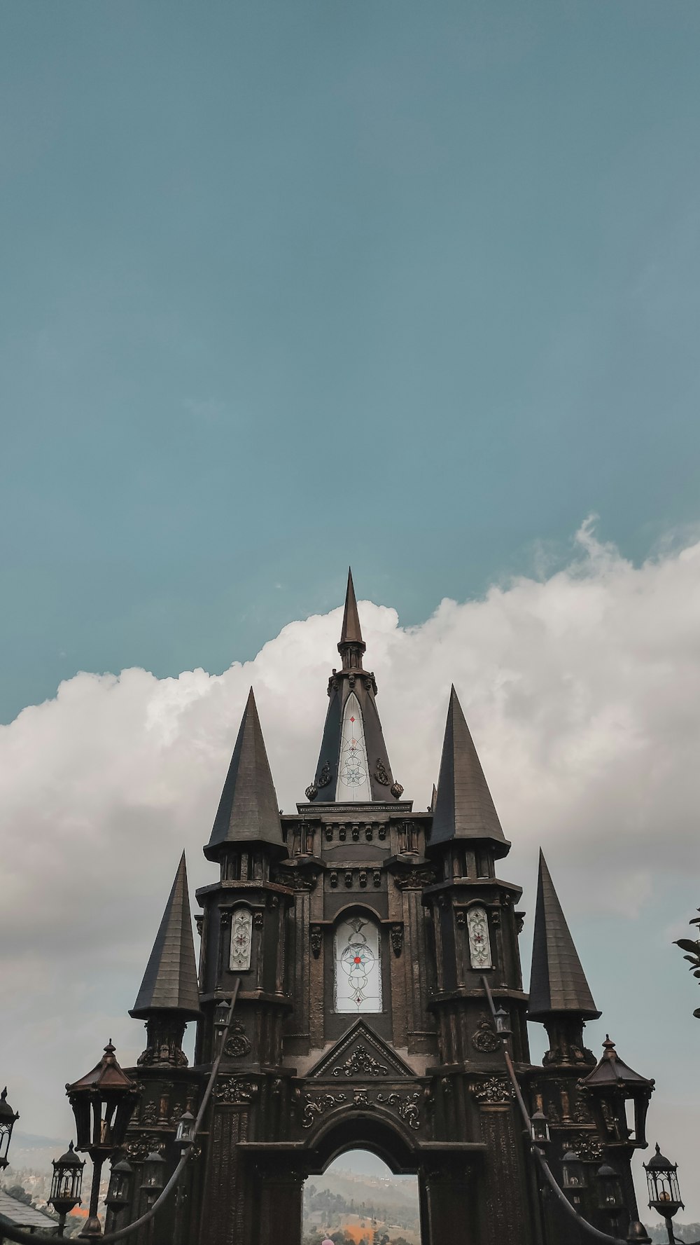 Bâtiment en béton brun et noir sous un ciel bleu pendant la journée