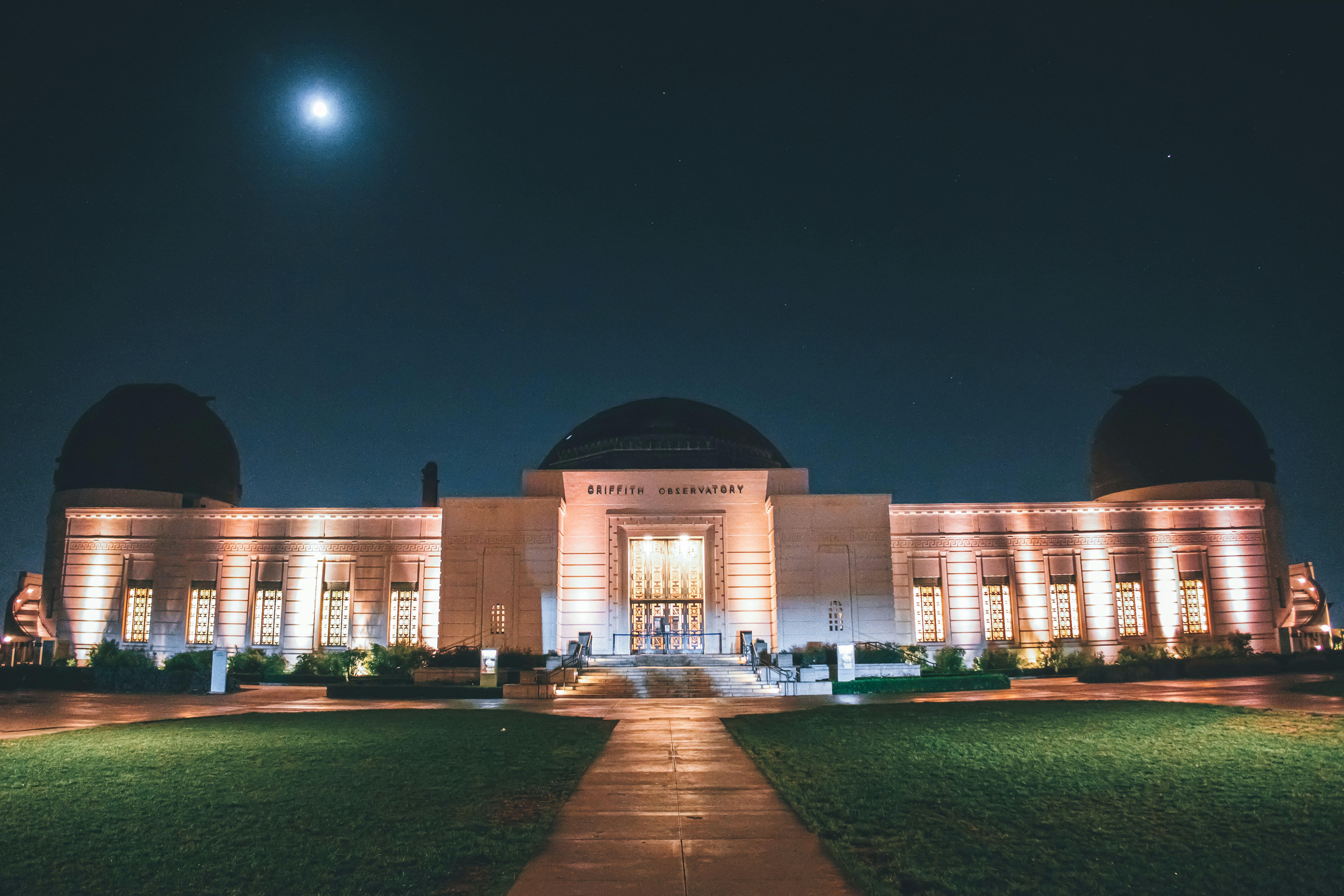 夜間の茶色いコンクリートの建物