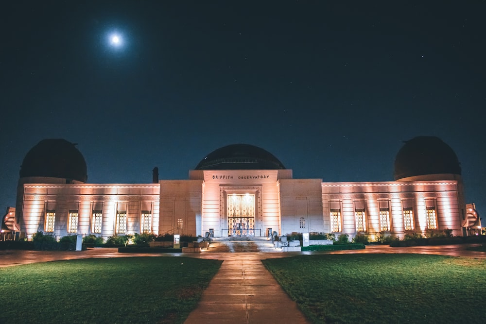 Edificio de hormigón marrón durante la noche