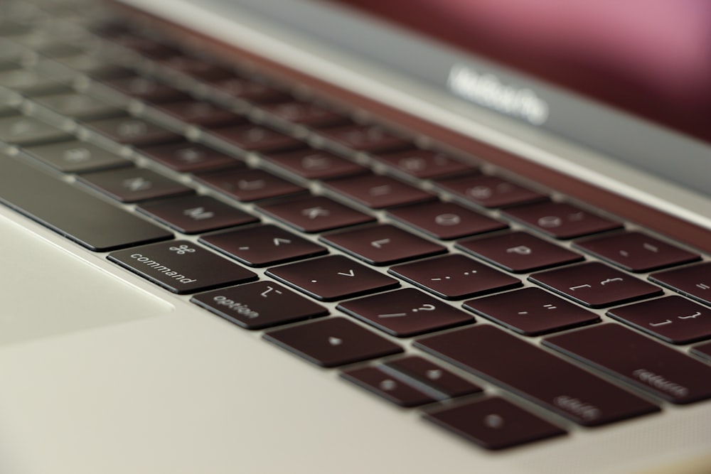 MacBook Air allumé Affichage d’un écran rouge