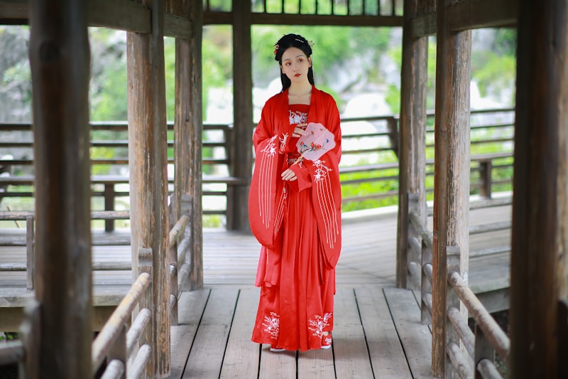 Seductive BBW japonaise en robe rouge