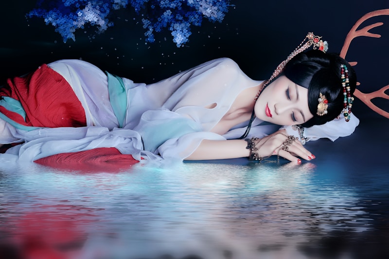 Femme japonaise pulpeuse en robe blanche et rouge