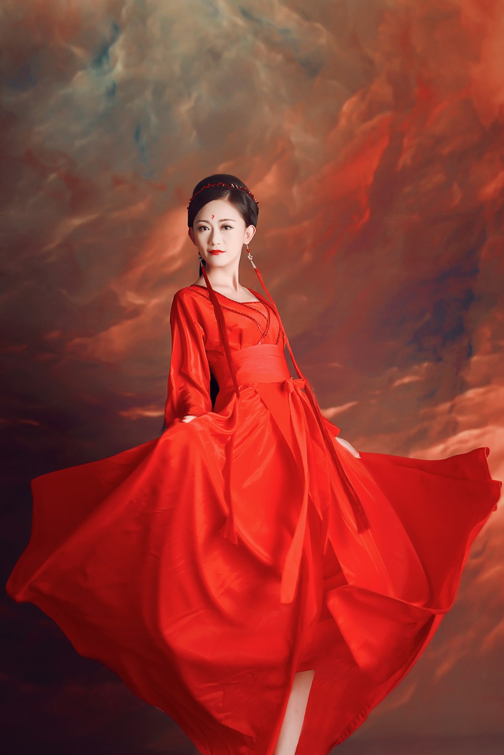 Mujer con vestido rojo de manga larga
