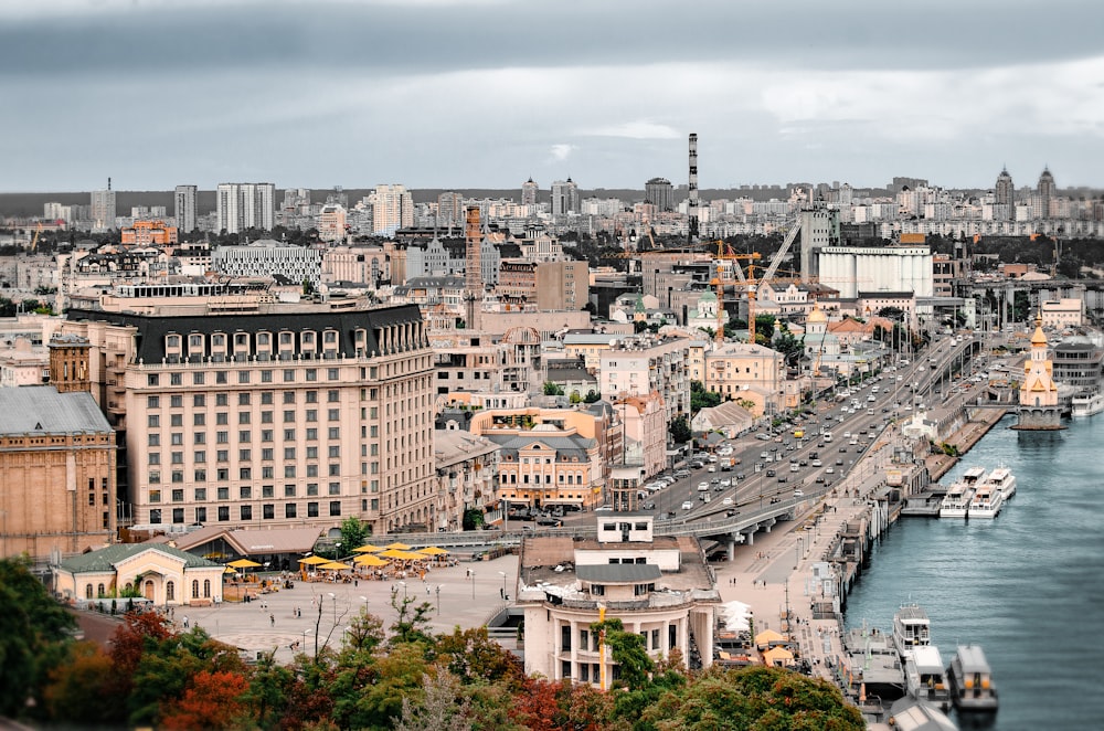 Vista aérea de los edificios de la ciudad durante el día