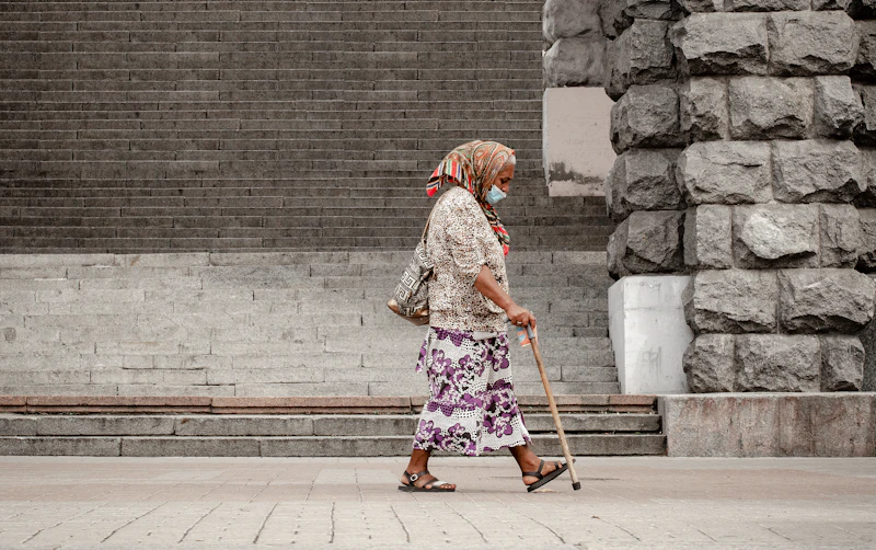 Sugar Mommy con vestido floral caminando por la acera
