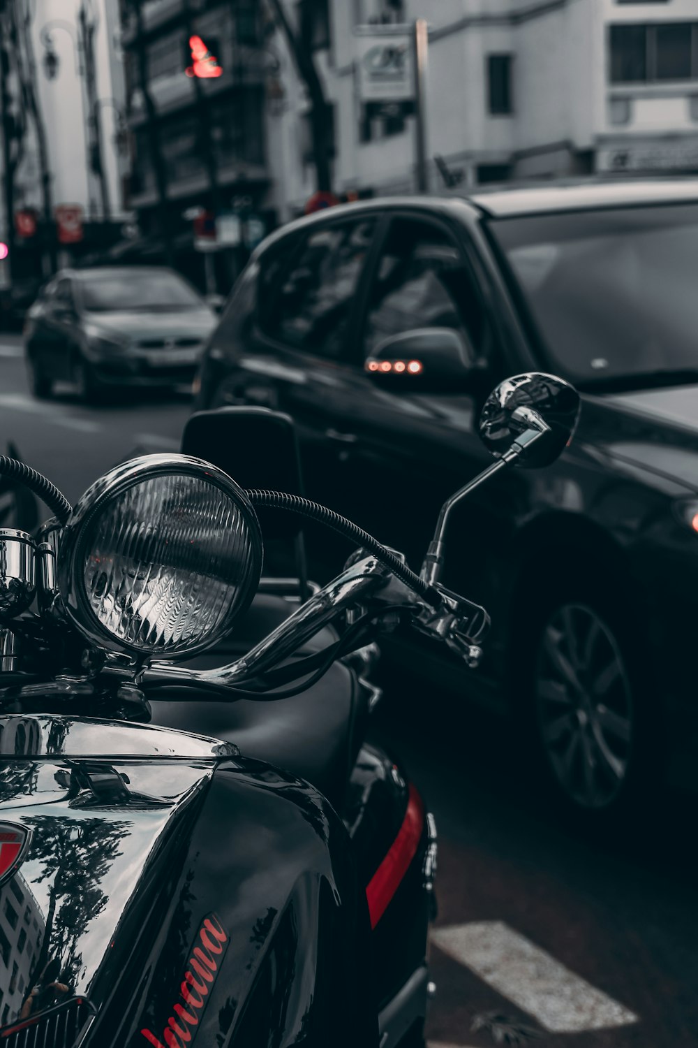motocicleta preta e vermelha na estrada durante o dia