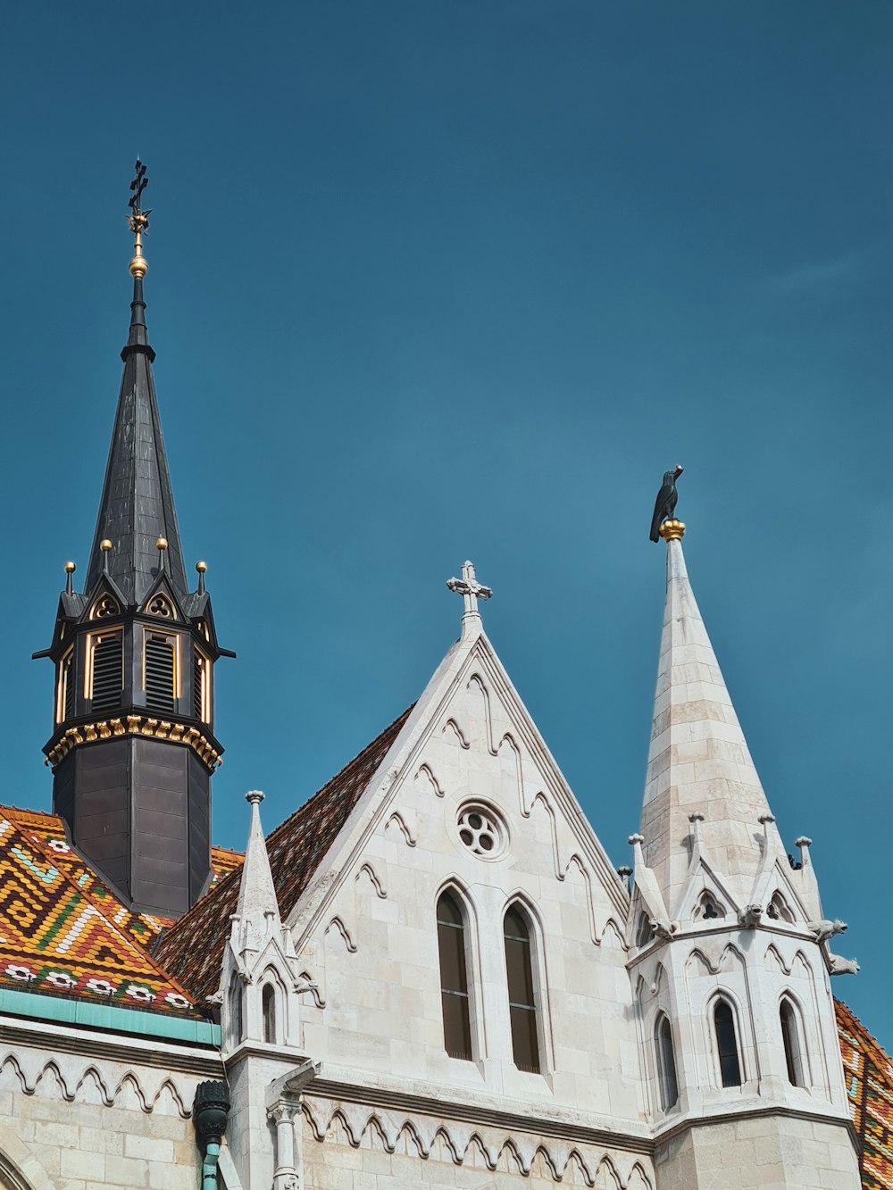 Chiesa di cemento marrone e bianco