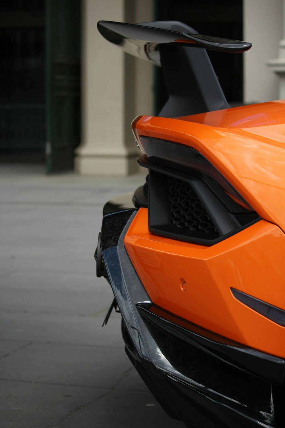 オレンジと黒のスポーツカー