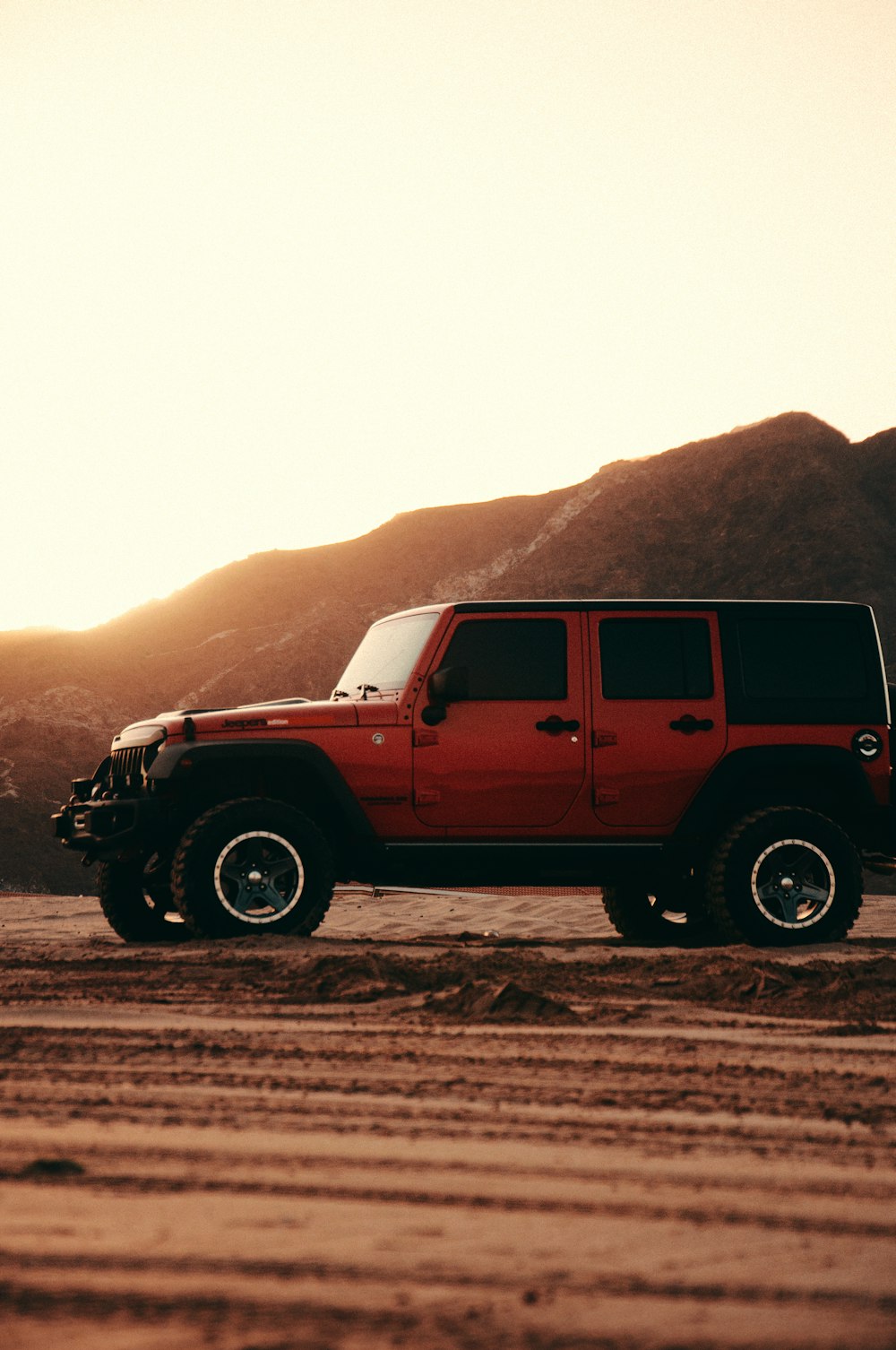 SUV rojo en Brown Field durante el día