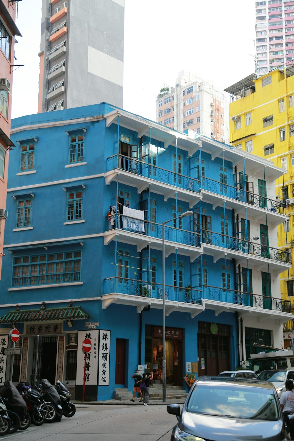 Edificio de hormigón azul y blanco