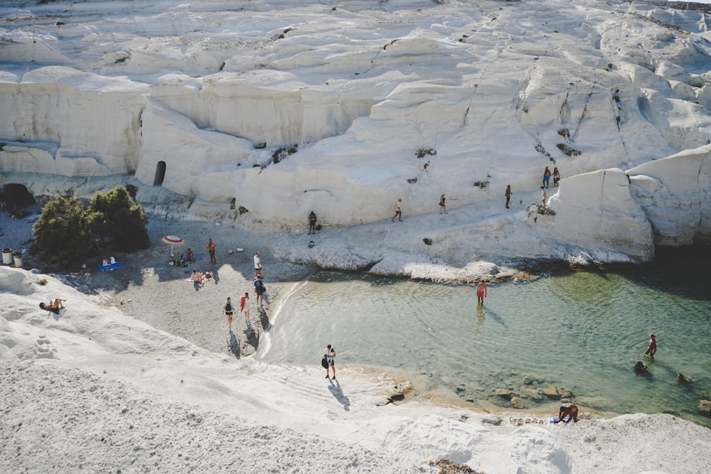 persone che camminano su un terreno innevato durante il giorno