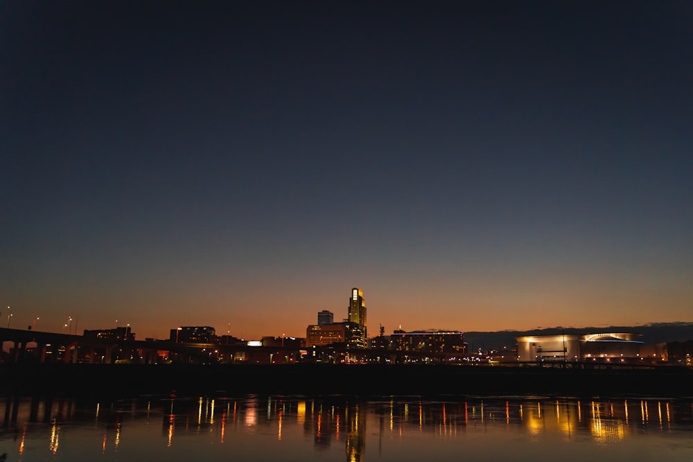 Skyline der Stadt bei Nacht