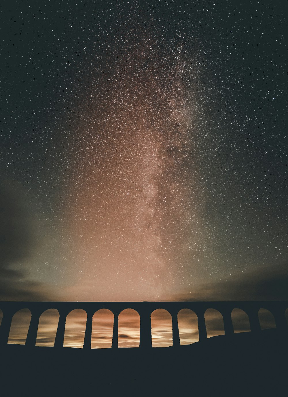 Braune Holzbrücke unter sternenklarer Nacht