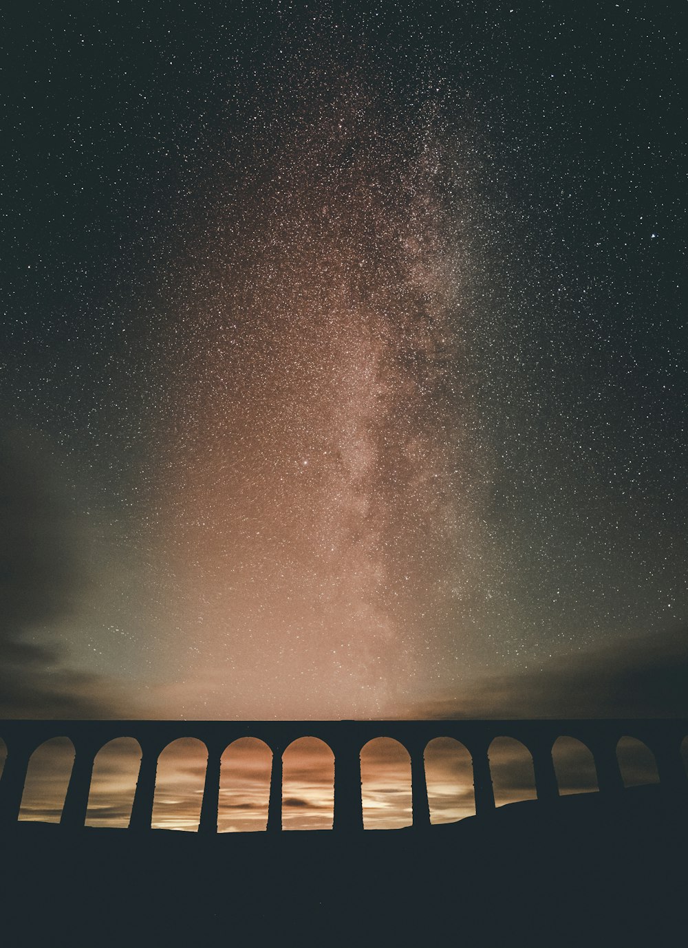 Puente de madera marrón bajo la noche estrellada
