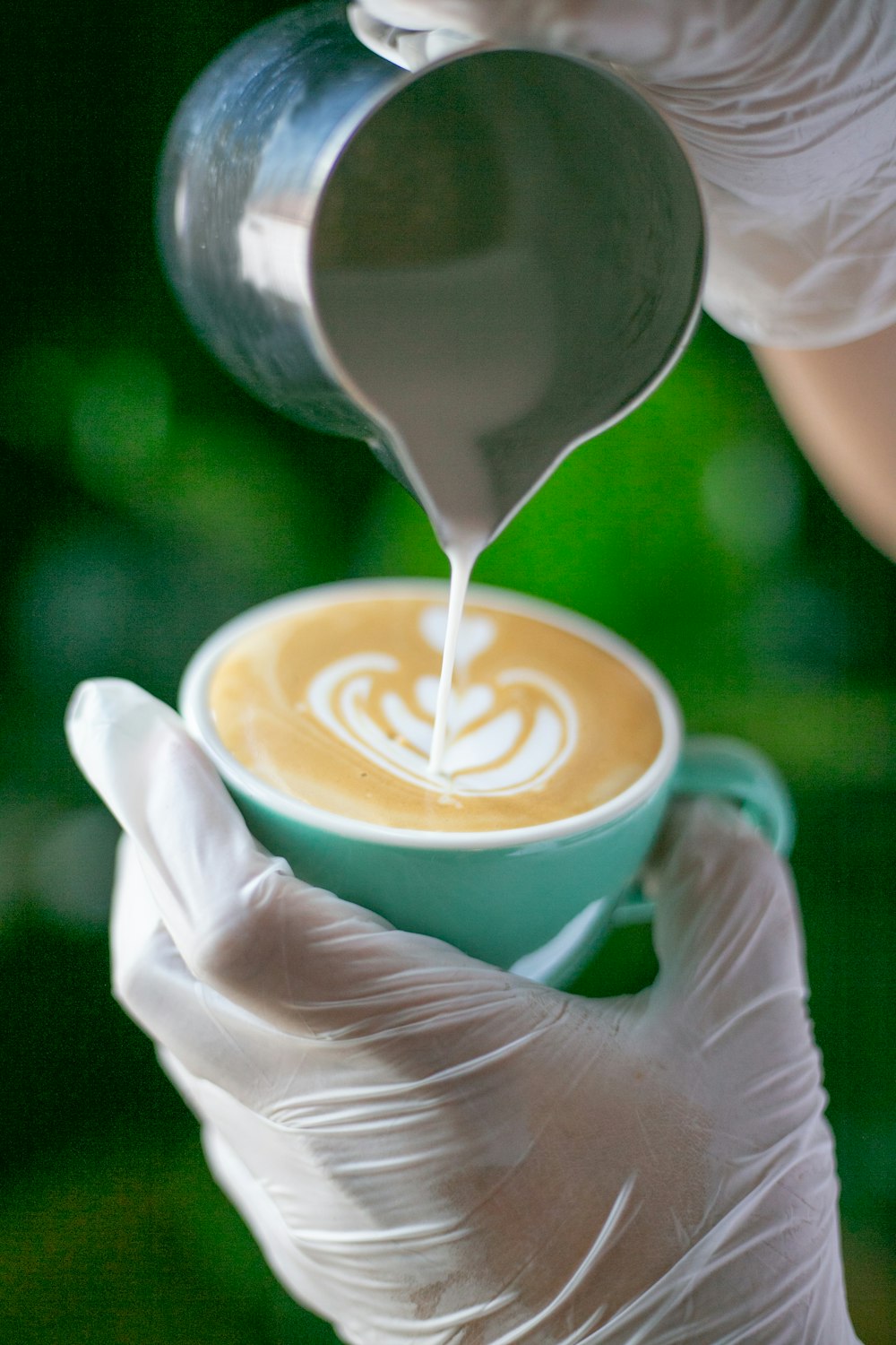 persona che tiene la tazza di ceramica verde con il caffè