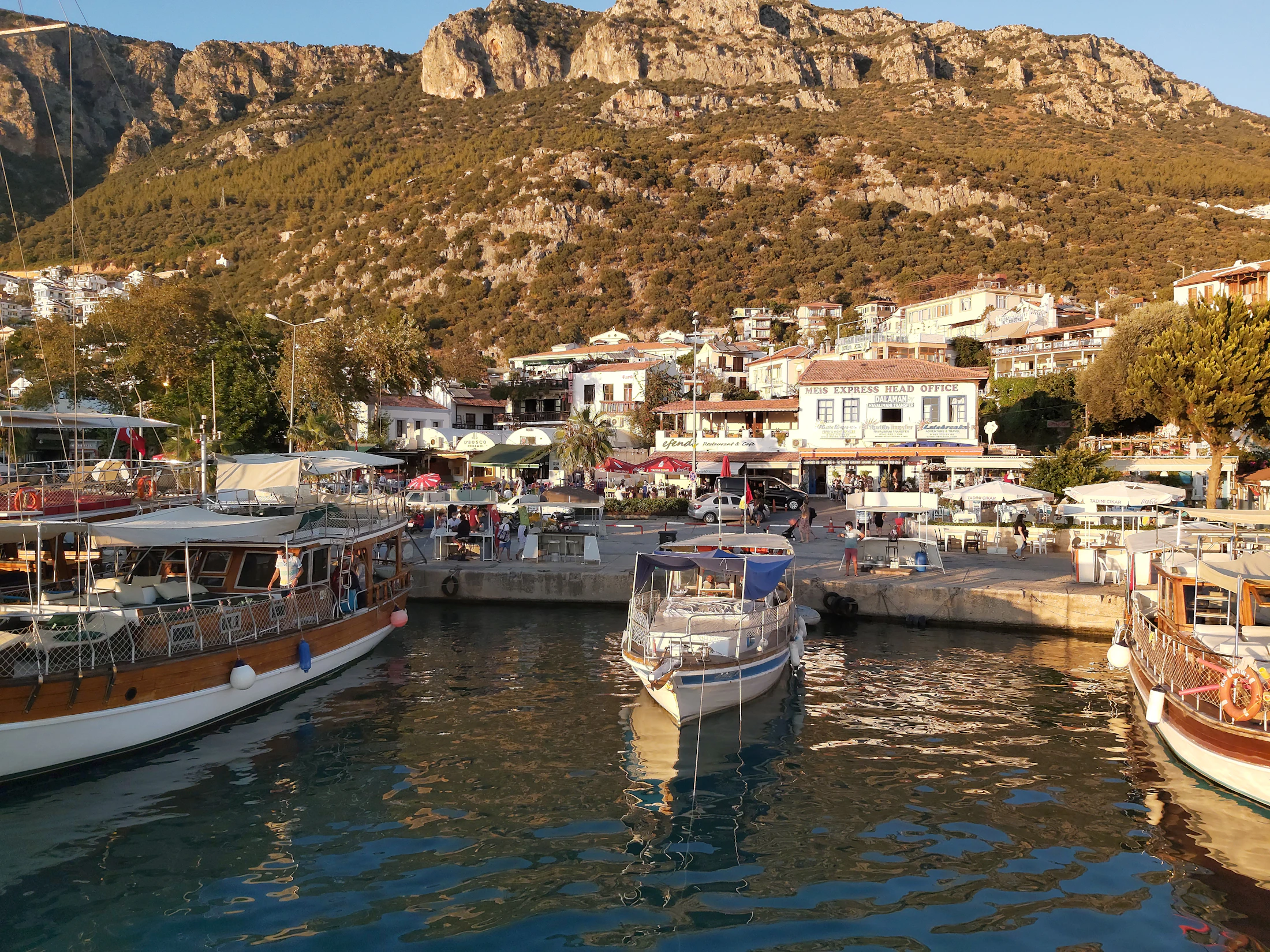 Kaş limanında tekneler