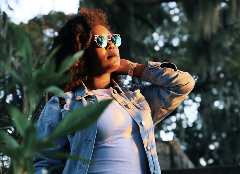femme en veste en jean bleu avec lunettes de soleil