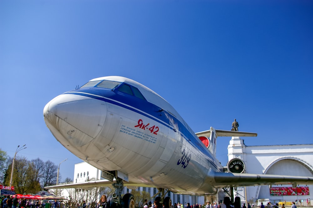 avion de ligne blanc et bleu