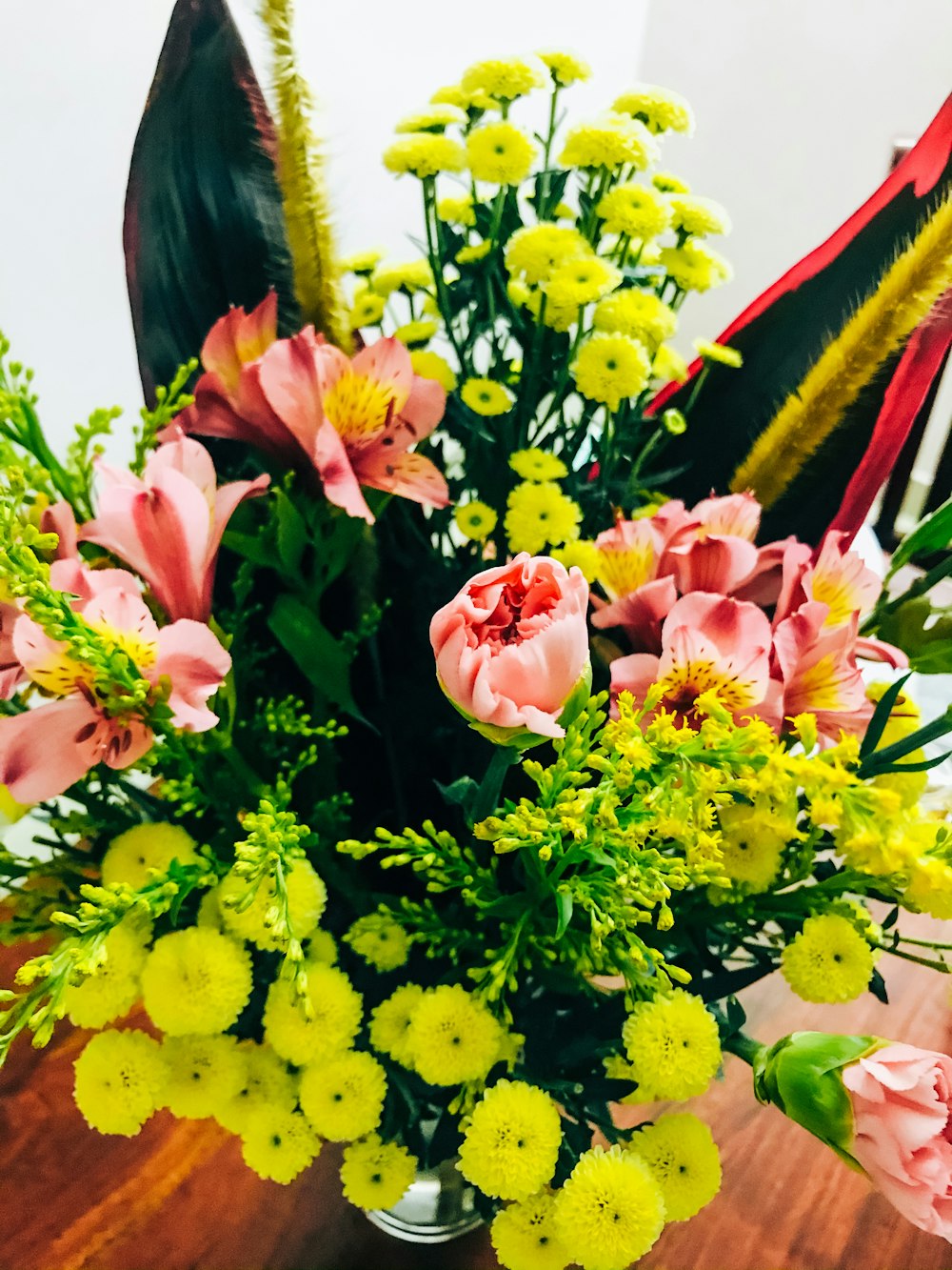 Bouquet de fleurs roses et jaunes