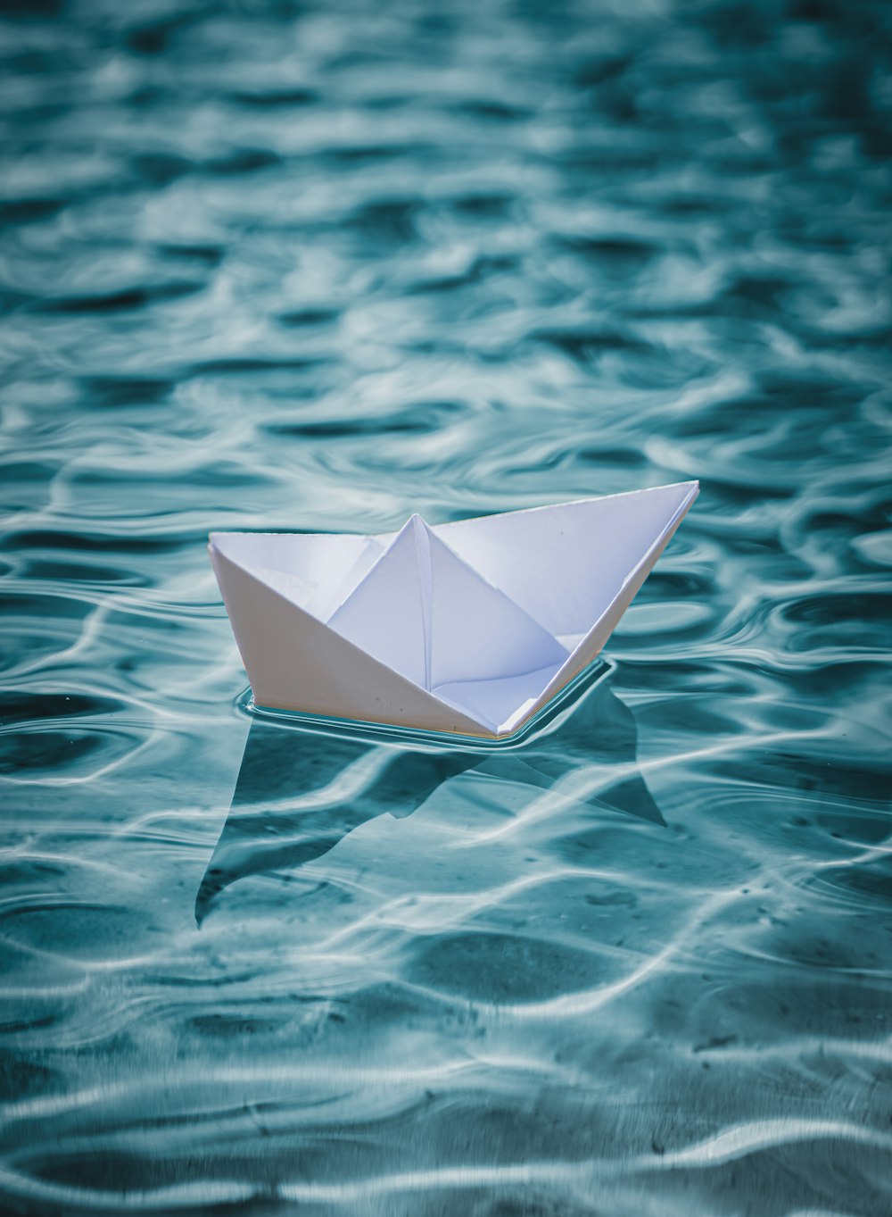 barca di carta bianca sull'acqua