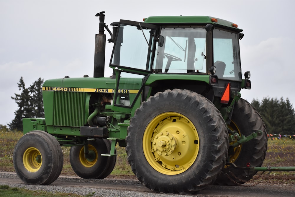 Grüner Traktor auf braunem Boden