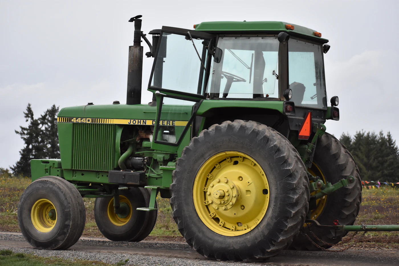 Tractor verde trabajando sobre tierra agrícola
