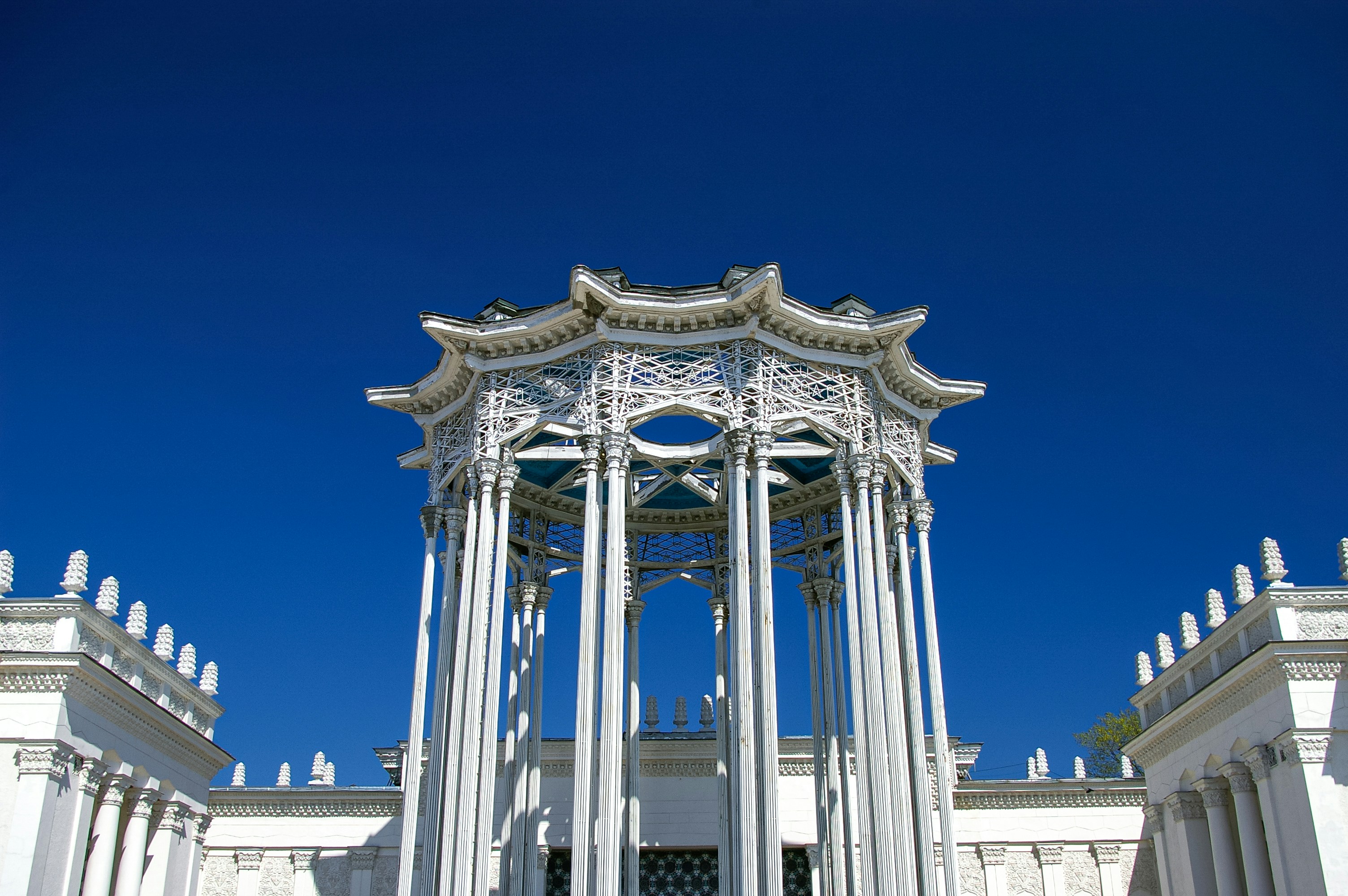Edificio de hormigón blanco bajo el cielo azul durante el día