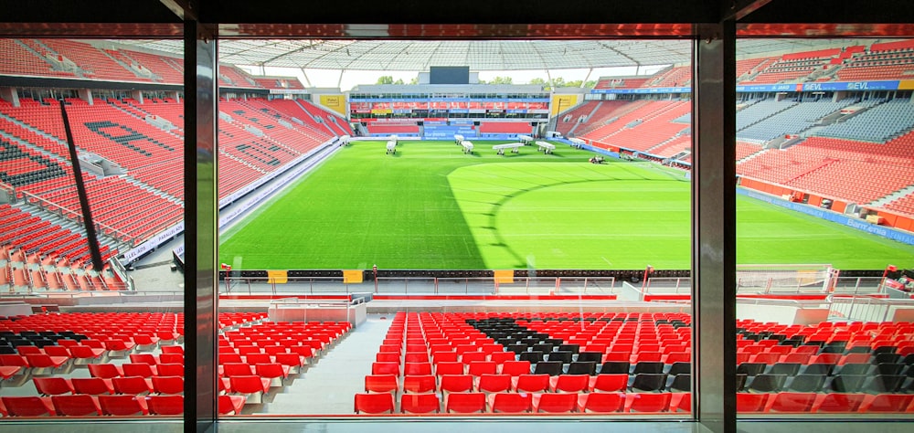 Leute im Stadion schauen Fußballspiel