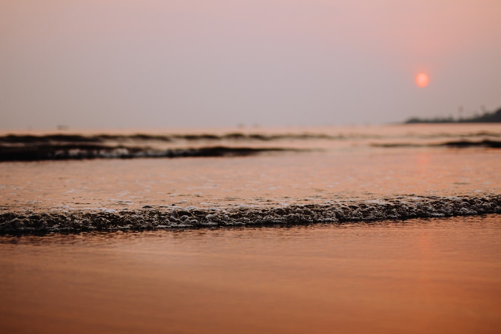 ocean waves crashing on shore during daytime