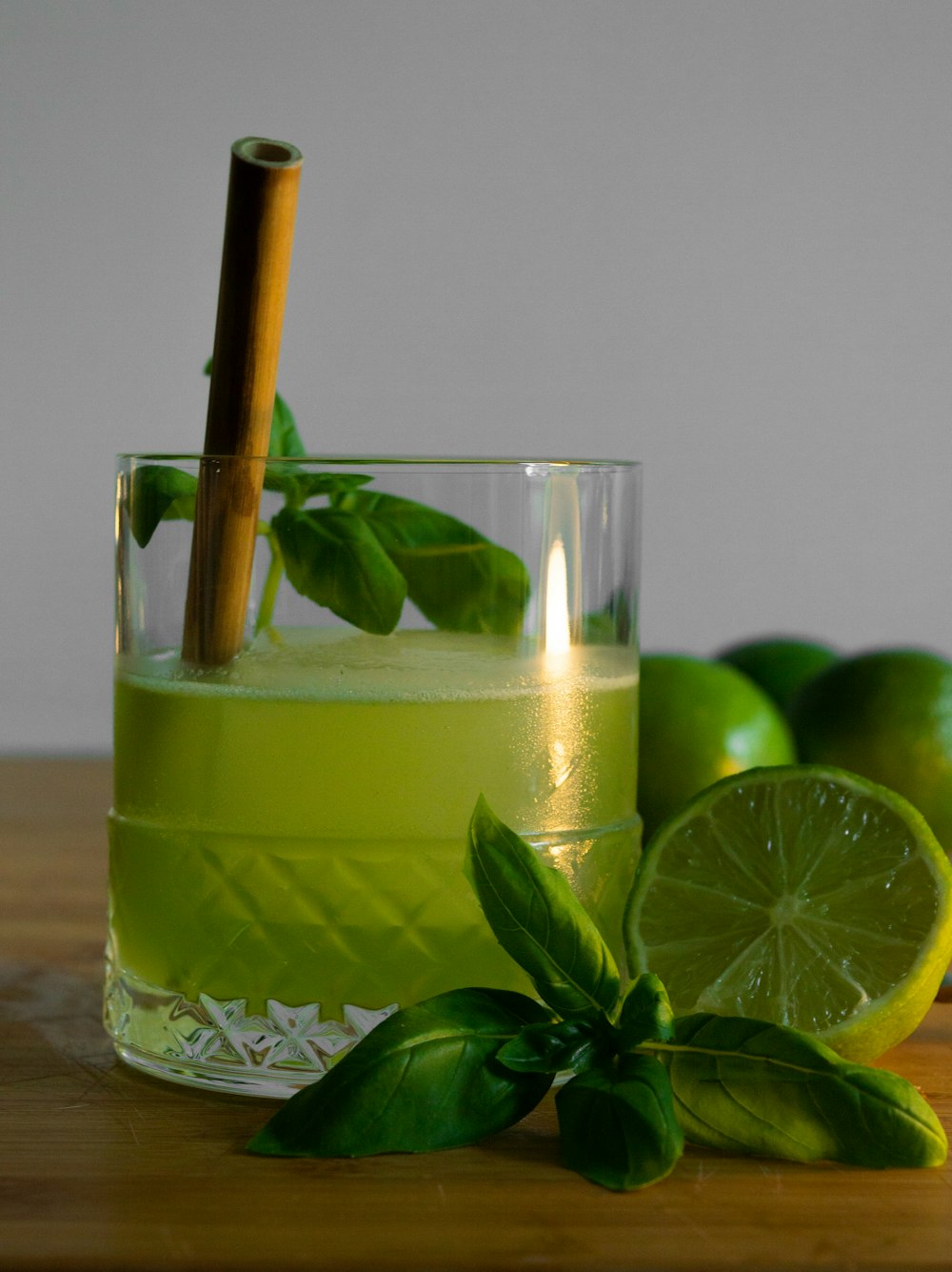 Grüner Saft im klaren Trinkglas