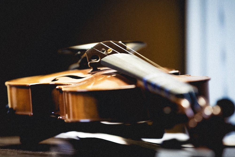黒いテーブルの上に茶色のヴァイオリン