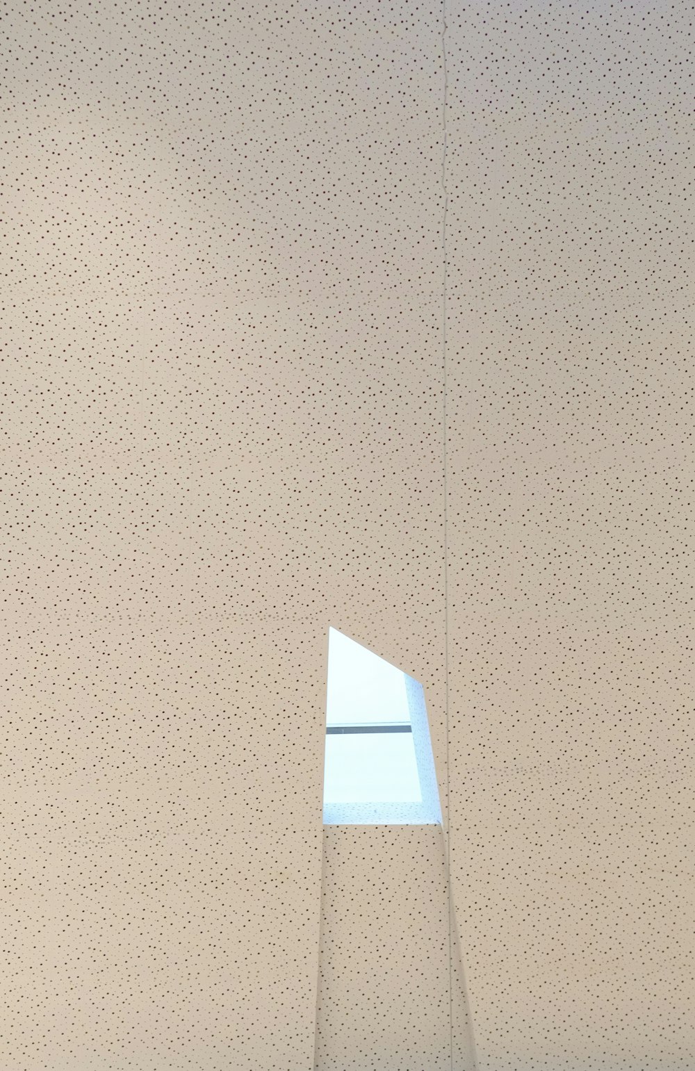 papier blanc sur mur brun