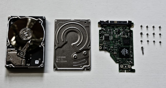 Realizamos reparación de discos duros y cambios de placa lógica para poder rescatar tu información.