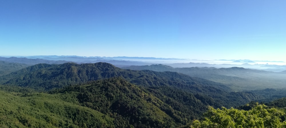 montagne verdi sotto il cielo blu durante il giorno