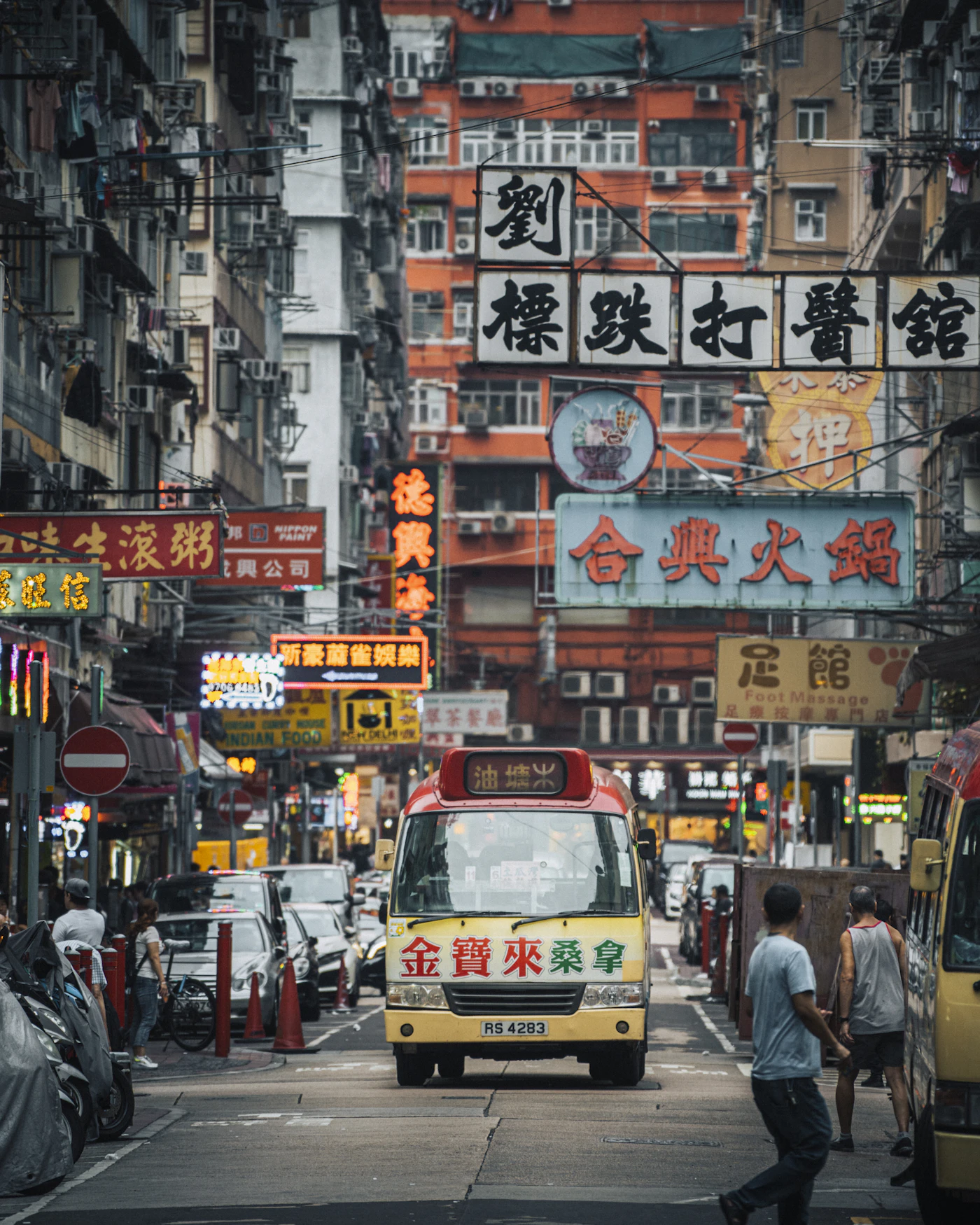 旺角街頭的招牌與小巴