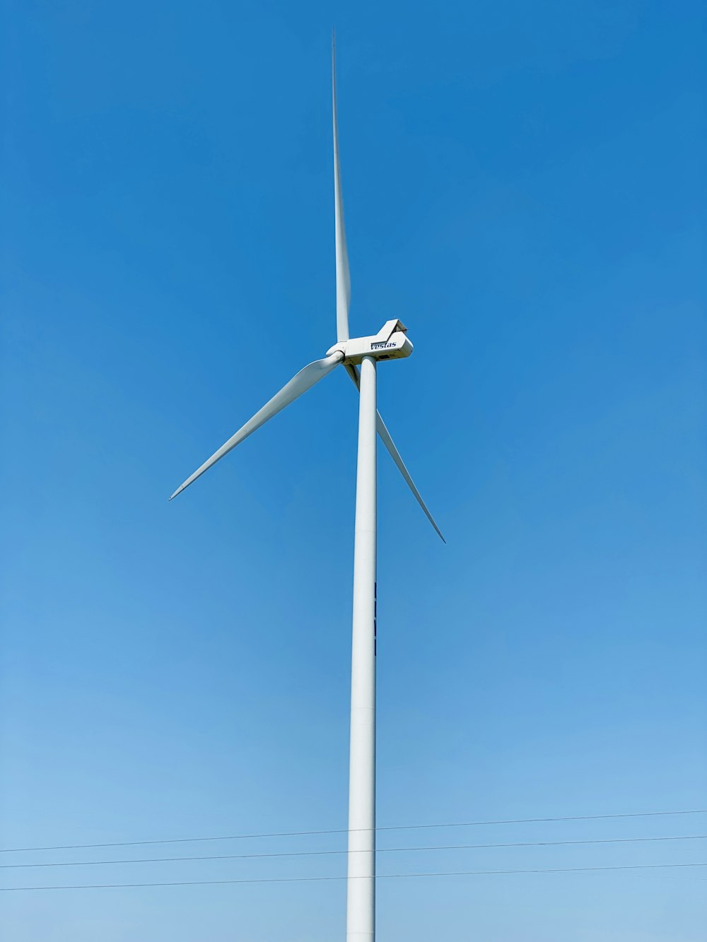 turbina eólica branca sob o céu azul durante o dia