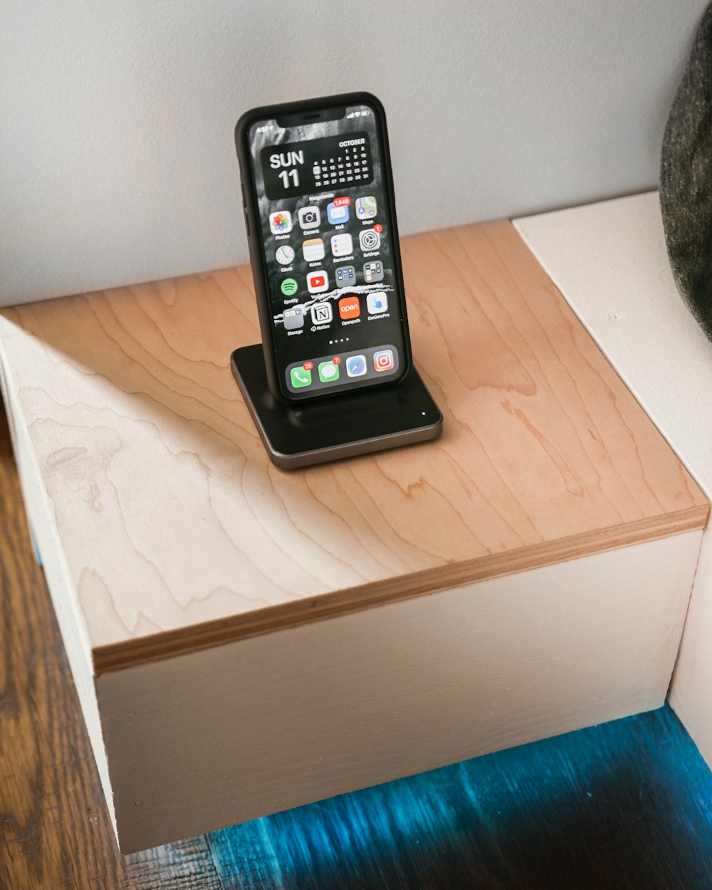 iPhone 4 negro sobre mesa de madera marrón