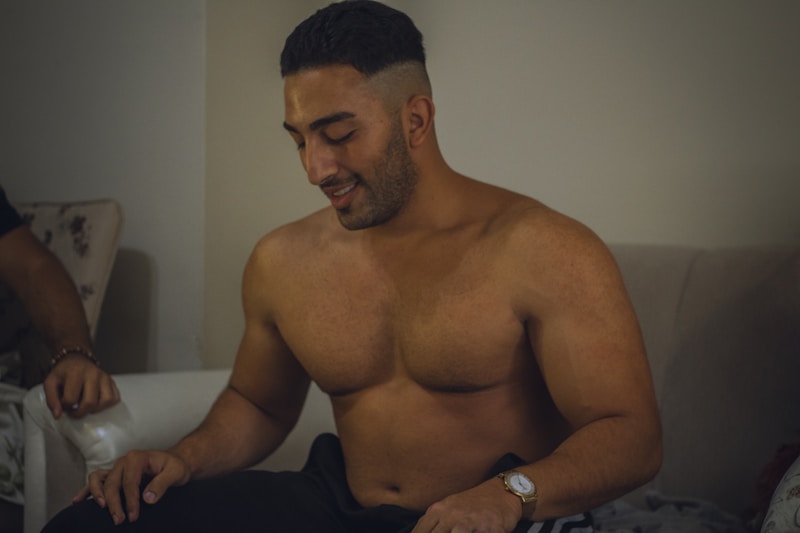 Homme dominant torse nu