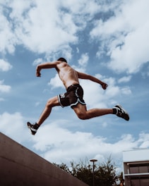 man in black shorts and black tank top doing a jump shot von Emanuel Kionke (https://unsplash.com/@emanuelkionke)