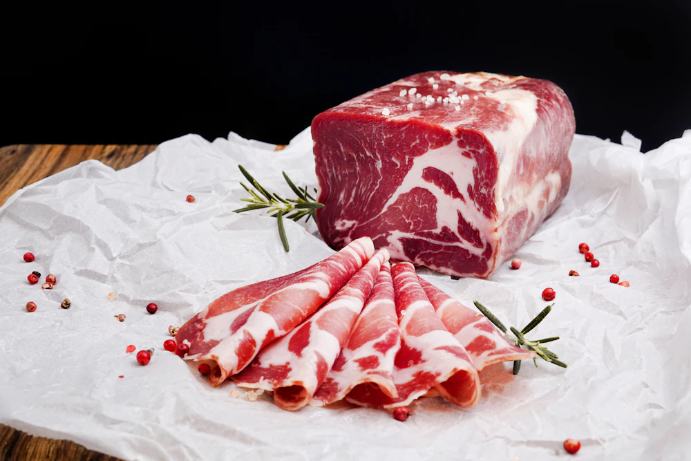 Carne pe hârtie de măcelărie