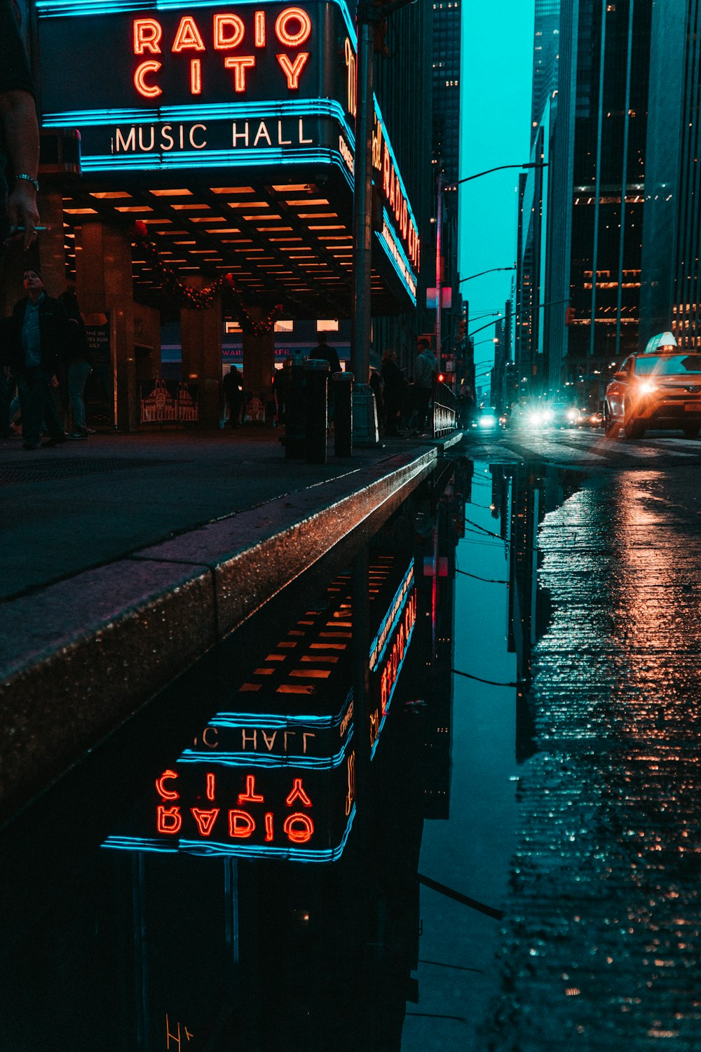 pessoas andando na calçada durante a noite