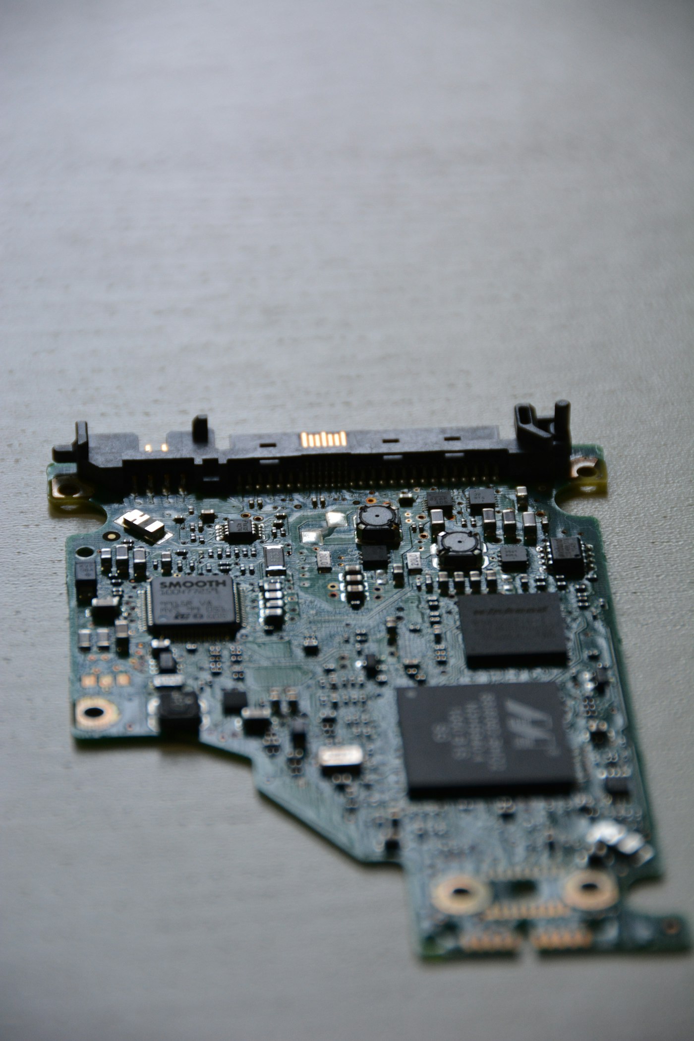 Elektronická deska s jemnými spoji