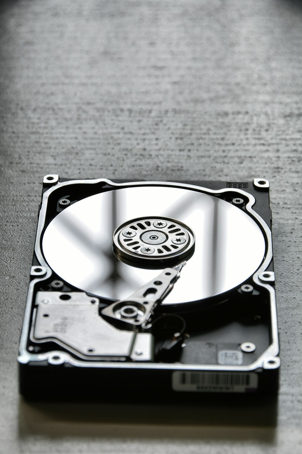 銀と黒のハードディスクドライブ